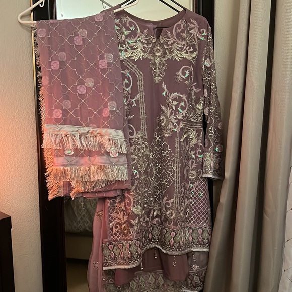 Pakistani outfit with pants and dupatta - Picture 2 of 6